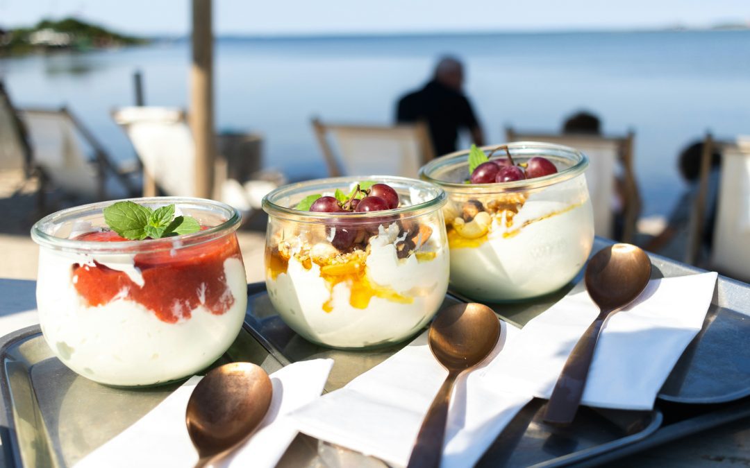 Learn how to pack a summer beach lunch.